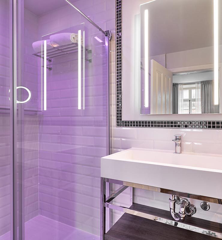 2-hotel-bonaparte-montreal-old-port-bathroom-ks