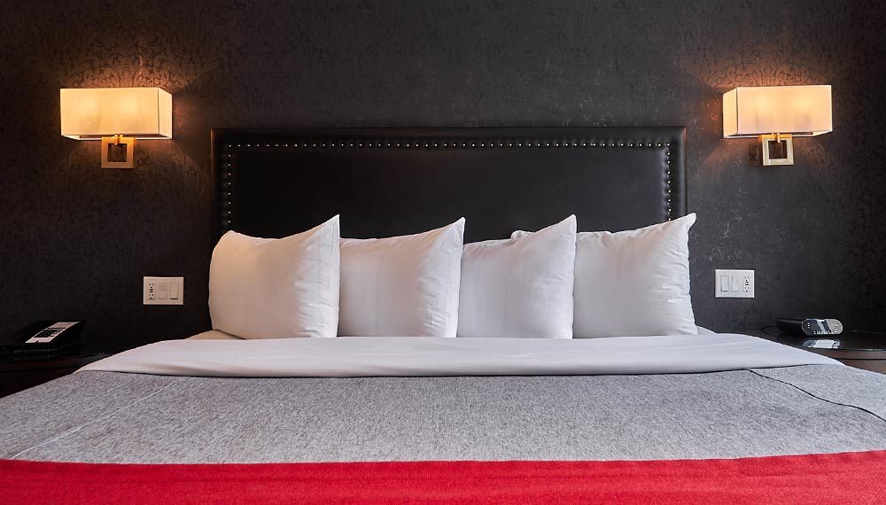 King size bed with four pillows at hotel Bonaparte