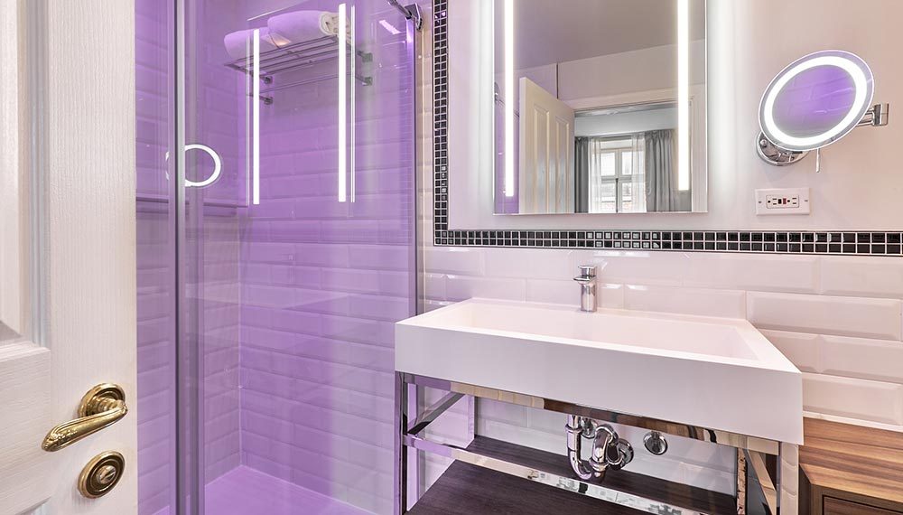 hotel-bonaparte-room-vieux-montreal-bathroom-classic