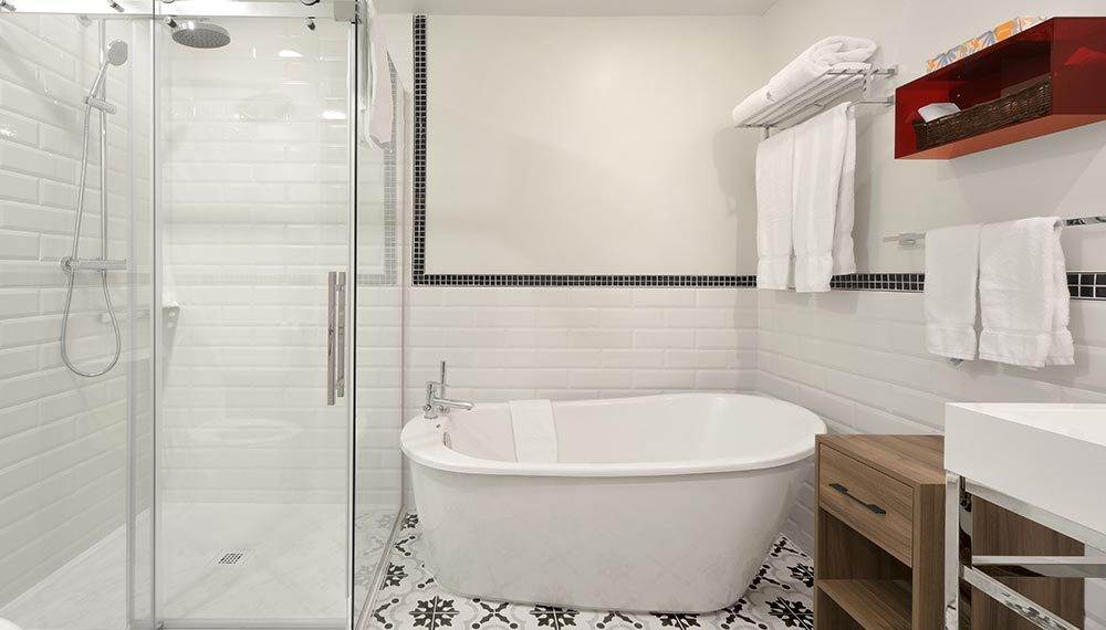 hotel-bonaparte-room-vieux-montreal-bathroom-deluxe-two-queens