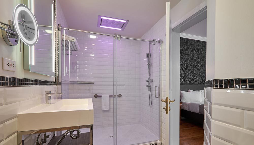 hotel-bonaparte-room-vieux-montreal-bathroom-king-prestige